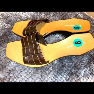 BCBG WOMEN BRAND NEW SANDALS/WEDGE